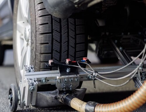 Bruker støvsuger for å måle og redusere dekkslitasje